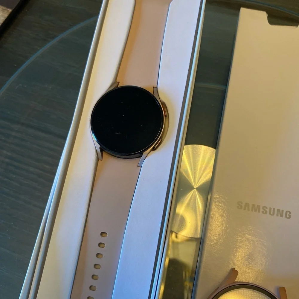 Samsung Galaxy Watch4 - Gold and Black